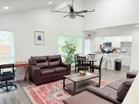 Arlington Entertainment District Home Purple Door - 4 ดาว
