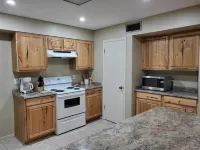 Sunny 2bd Retreat with Mountain Views, Fireplace, AZ Room & GVR Access! - Wifi