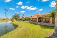 Beautiful condo at the Oasis Palm Desert. Golf and community pool