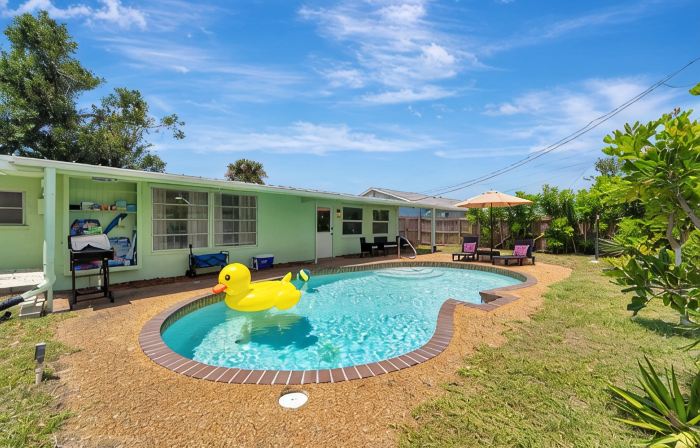 2 Kitchens + Pool + Ping-Pong + Corn Hole + BBQ + Next to Venice Downtown