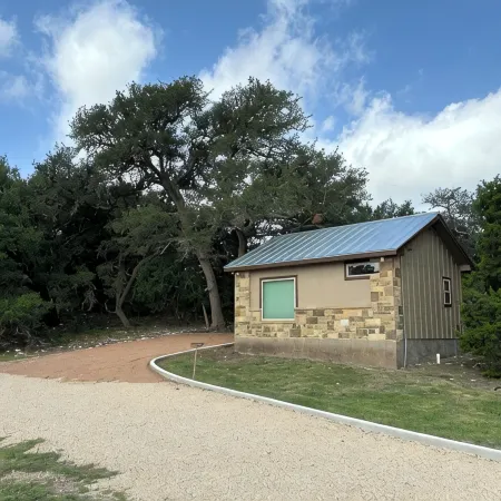 Charming 1-bedroom bungalow with fire pit and rural views