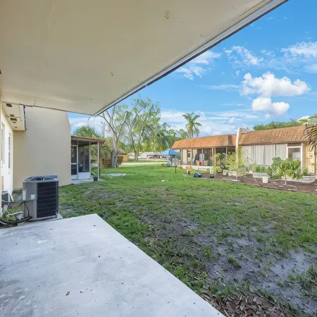 Charming 2-bedroom villa in Seminole with pool, WiFi and AC