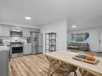 King Bed. Pet & Family Friendly Upper unit. Walking Distance to Downtown Palmer Hotels in Palmer