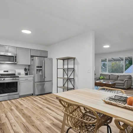 King Bed. Pet & Family Friendly Upper unit. Walking Distance to Downtown Palmer