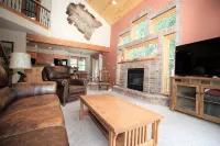 Large Home1blk to Hot Springs Pool, wraparound deck, Cinema Room, parking for 7