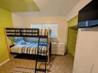 Steps to Beach - Spacious 2BR + Arcade & Resort Backyard - บังกะโล