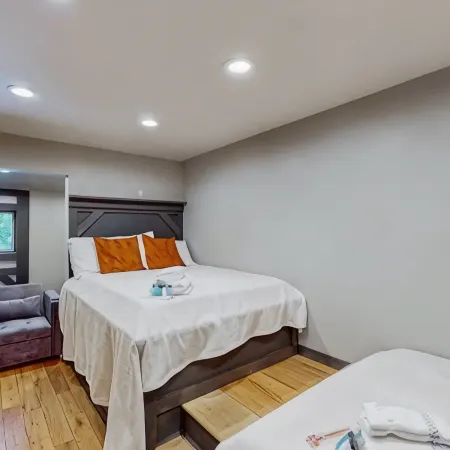 5 BR Luxury Escape with Hot Tub, Home Theater, Arcade, Min from Lake & Slopes