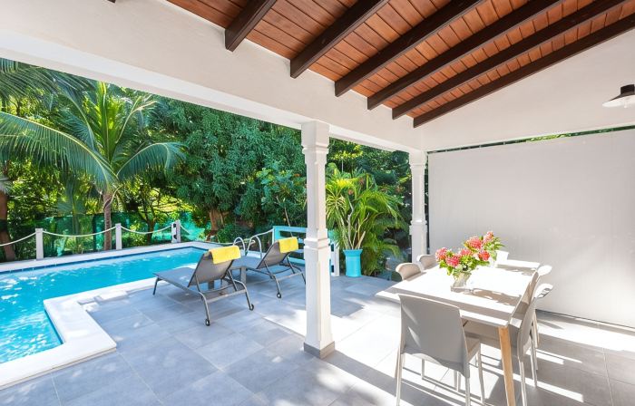Beach 2 minutes' walk, private deck, tranquility