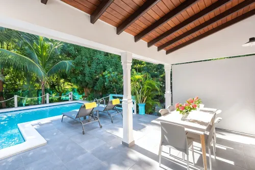 Beach 2 minutes' walk, private deck, tranquility