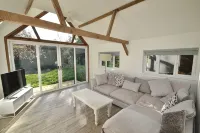 3 bed converted chapel with lake view - Homestays