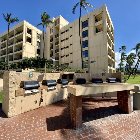 Popular Ground Floor Unit at OCEANFRONT RESORT in Kihei! Great rates.