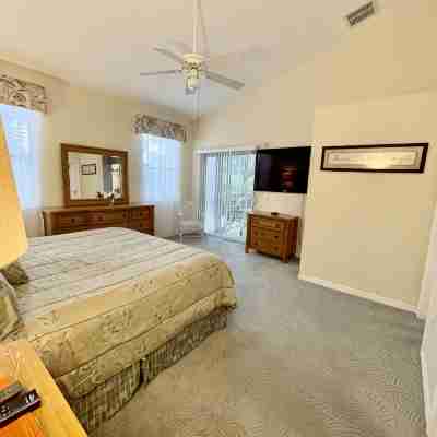 400 yards to Siesta Key Village, 800 yard To The public Beach Access 2 and 7. Rooms