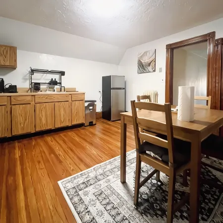 Cozy 2-bedroom apartment in charming Dedham - Legacy Mall with WiFi Отели в г. Дедхэм