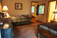 Beautiful Rustic Cabin and Bunkhouse on the Rogue River - 3-Star