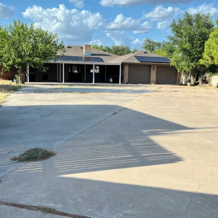Charming 5-bedroom house with AC and WiFi in San Angelo.
