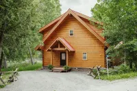 Boutique All Wood Cottage in the Woods