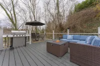 Modern 3 Bedroom Townhome Close to Downtown