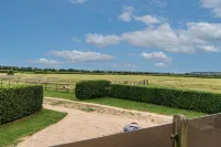 Buttercup lodge - sleeps 4/5 with hot tub & countryside views