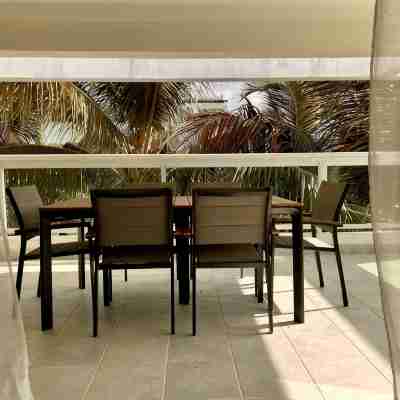 5 minutes Beach apt with Parking, Pool and Jacuzzi. Dining/Meeting Rooms