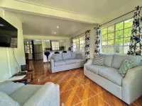Spacious Family Cottage with Tropical Views - 3-Sterne