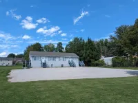 Spacious 4 bedroom, sleeps 10, close to VT - 4-Star