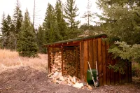 Top Rated Charming MT Cabin w Hot Tub, 10min Dwtn, MSU, 1hr Big Sky/Yellowstone - Feriehus