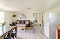 Cozy basecamp minutes from waterfalls, hiking and climbing