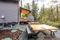 Rainier Base Camp: Modern Cabin with Hot Tub & Fire Pit - Chalets