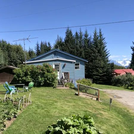Historic HomeComfort, Convenience, and Views!
