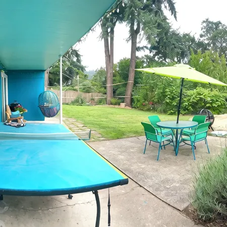 Tracktown & Duck Fans Enjoy! Sleeps 6, Spacious 1600sq ft + Private Yard!