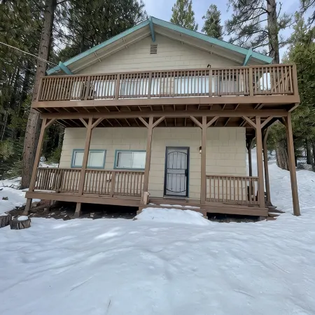 Spacious get away cabin in Mineral, minutes from Lassen south entrance