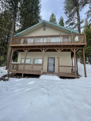 Spacious get away cabin in Mineral, minutes from Lassen south entrance - 3-Star