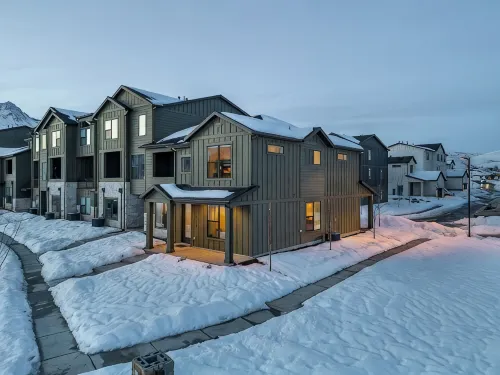 Snowbasin現代享有壯麗山景的滑雪度假屋，適合家庭 - 民宿
