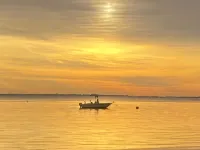 Cozy, clean, relaxing beach cottage awaits you!! Отели в г. Фэрхейвен