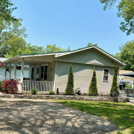 Charming 2-bedroom cottage steps away from the beach, restaurants, and downtown