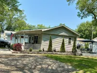 Charming 2-bedroom cottage steps away from the beach, restaurants, and downtown