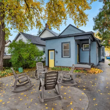 The Suncatcher- Steps to Lake Michigan. Pet Friendly & Fully Fenced
