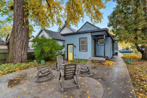 The Suncatcher- Steps to Lake Michigan. Pet Friendly & Fully Fenced