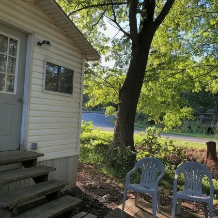 Little White Cabin by the river, fishing trails, kayaking, near State Park lake