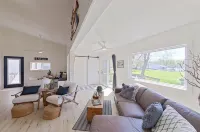 2-bedroom house on Strawberry Lake in Pinckney, MI with hot tub, WiFi. - Homestays