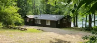 Lakefront Rustic 1930s dog friendly Cabin w/lg screened porch near Lake George - Wi-Fi