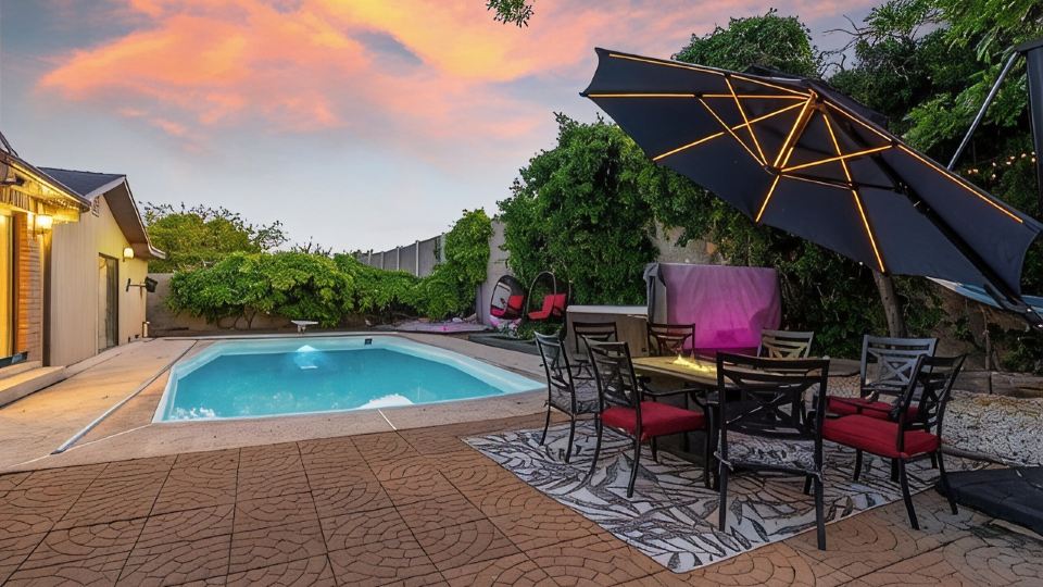 Heated Pool & Hot Tub Open All Year with King Beds, Bar & Much More