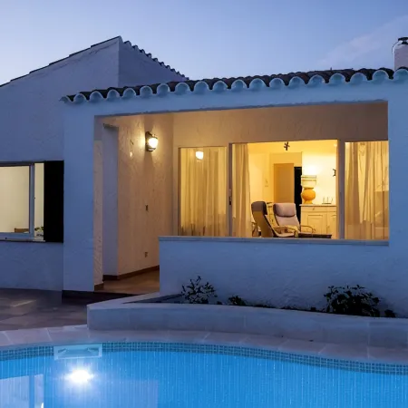 Modern Beach Style Villa, Close To Beach, Restos & Shops, Big Pool, Renovated.