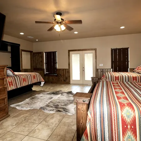 Beautiful 5/5.5 Home on 5 Acres w/Private Pool. River Access 2 m. Away