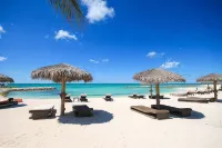 Breathtaking Poolfront 3-Bedroom Condo, Just 8-Min Walk to Pristine Beach! - 3 étoiles