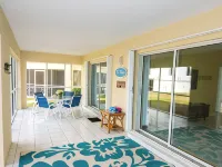 2023 Renovated The Retreat 17 Oceanview ground floor condo steps to ocean/beach Hotels in Rum Point