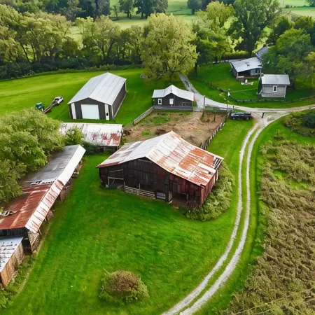 Muletown Manor • Tennessee Charm • Sleeps 10 • Fish Pond • Horse • Sunset Views