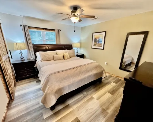 Drew’s Delight - Relax in Comfort!  Modern, Fully Remodeled, No Stairs! Hotels in Wright County