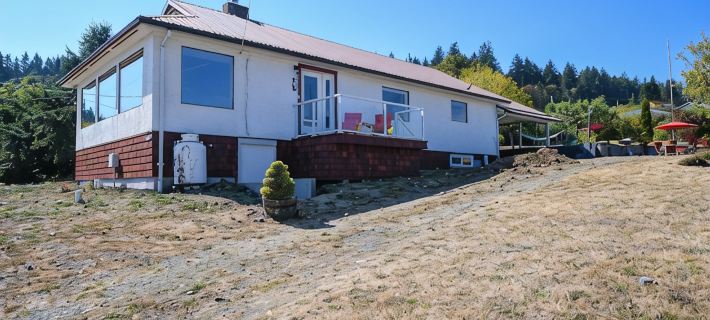 180 Water views + patios! Hotels in Comox Valley