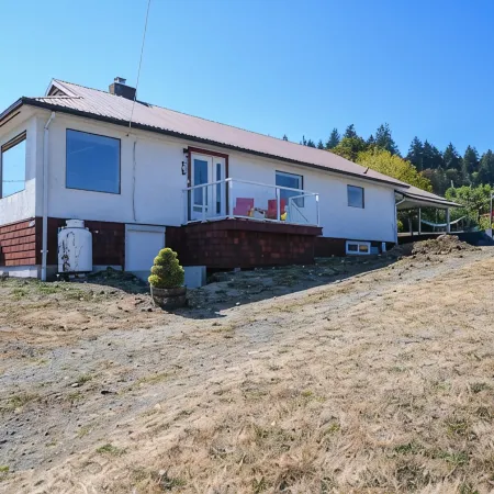 180 Water views + patios!